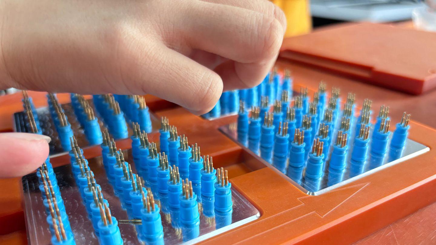 连接器胶芯与PIN针自动化整列组装的技术实践