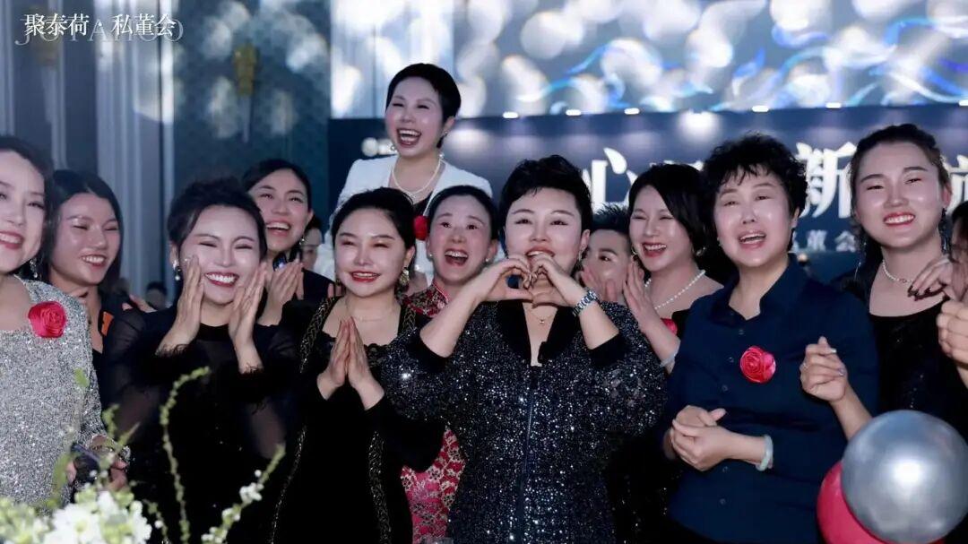 她被“聚泰荷”骗走120万才明白：那些带你逆袭的教母，原来只想掏空你的口袋！