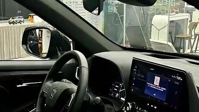 丰田皇冠陆放2.0T登场 硬朗造型配强劲燃油动力