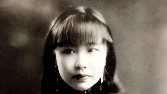 溥仪的亲妹妹街边摆摊，马未都拿出一极品官窑，她连看都没看