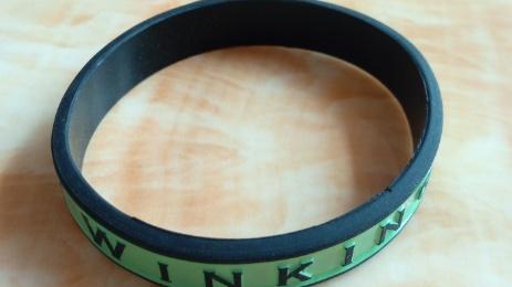 硅胶手环贴双面胶易脱落如何应对？