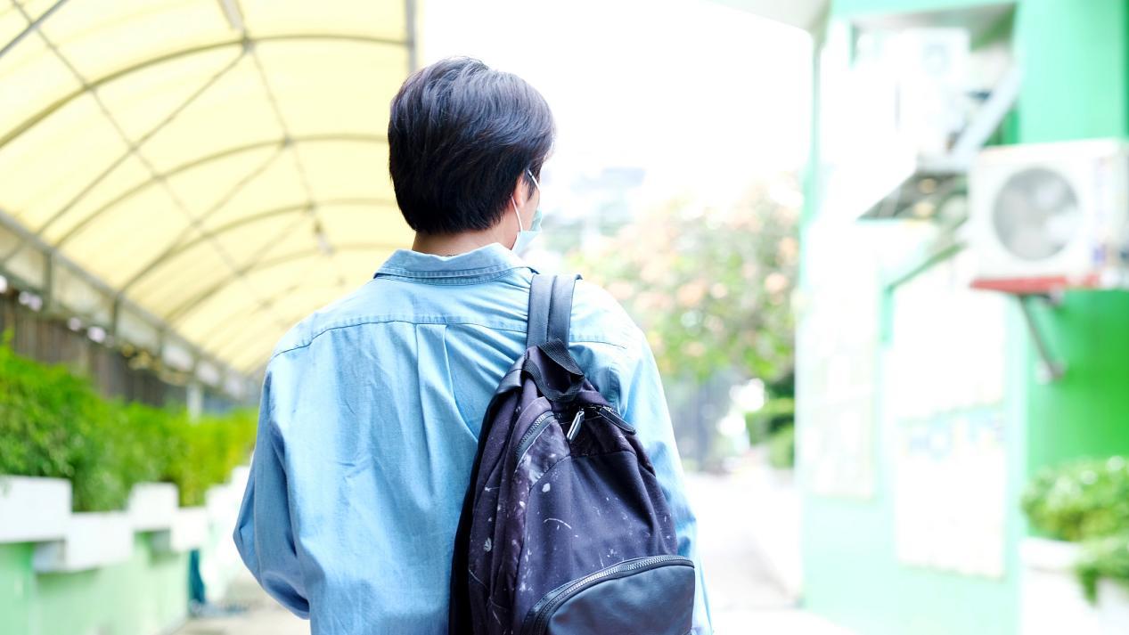 放弃读大学，去广东打工的李荣。