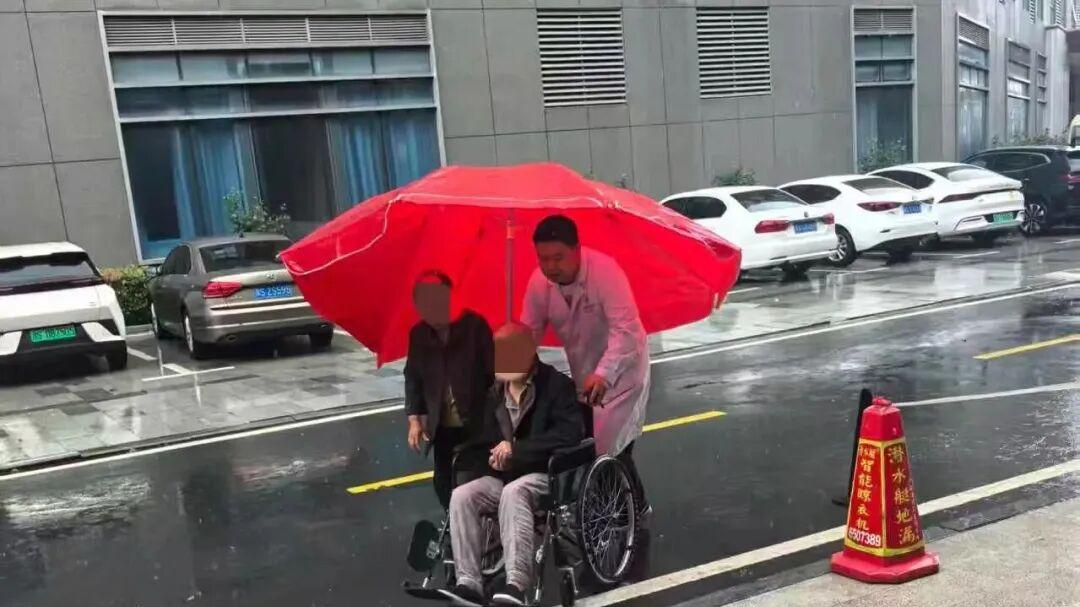 感动的服务：信阳华信圣德康复医院的温暖守护