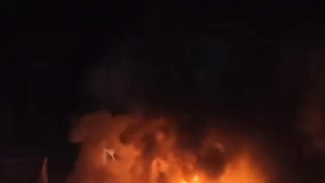 火光映天数千斤腊肉成焦炭，危急时刻有人为何冒死冲入火场？