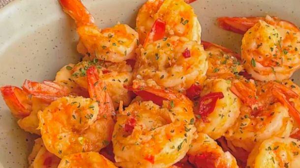 虾肉弹嫩裹满奶香蒜蓉，连壳都想嗦干净