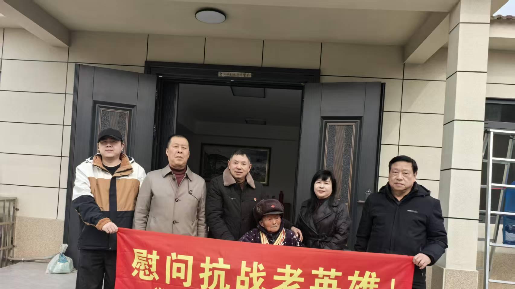 王光明关爱抗战老英雄