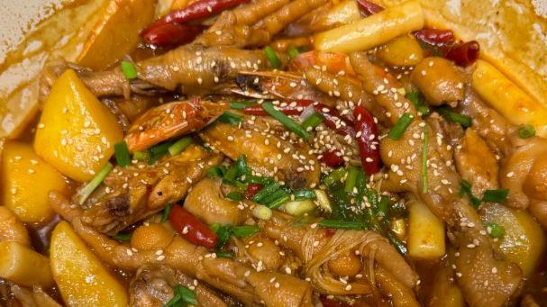 藏在山城烟火里的硬菜：肉蟹煲，蟹鲜裹浓汁，配菜吸饱味