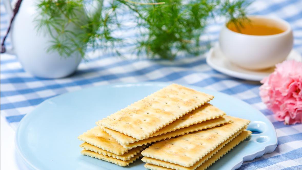 苏打饼干咸滋滋，碳酸氢钠中和面团酸味