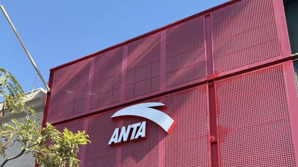 安踏首家美国线下直营店，开张了！