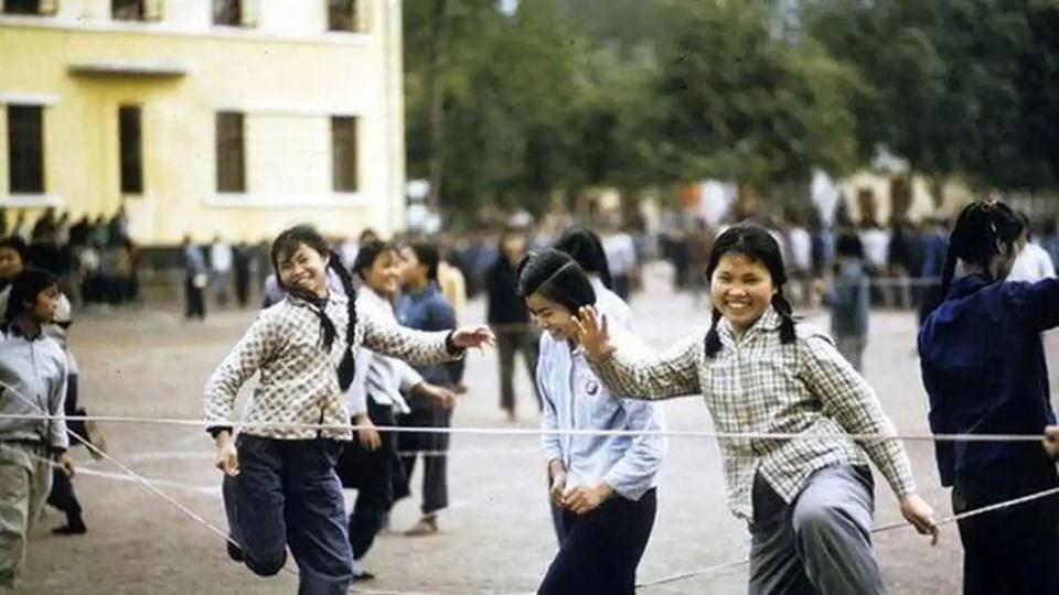上世纪90年代，我国每年招收多少本科生？