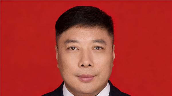 浩气长歌：论郝江华《爱的价值》中的家国同构与生命哲学