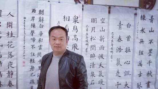 冯福军：三尺讲台守初心，笔墨光影筑芳华