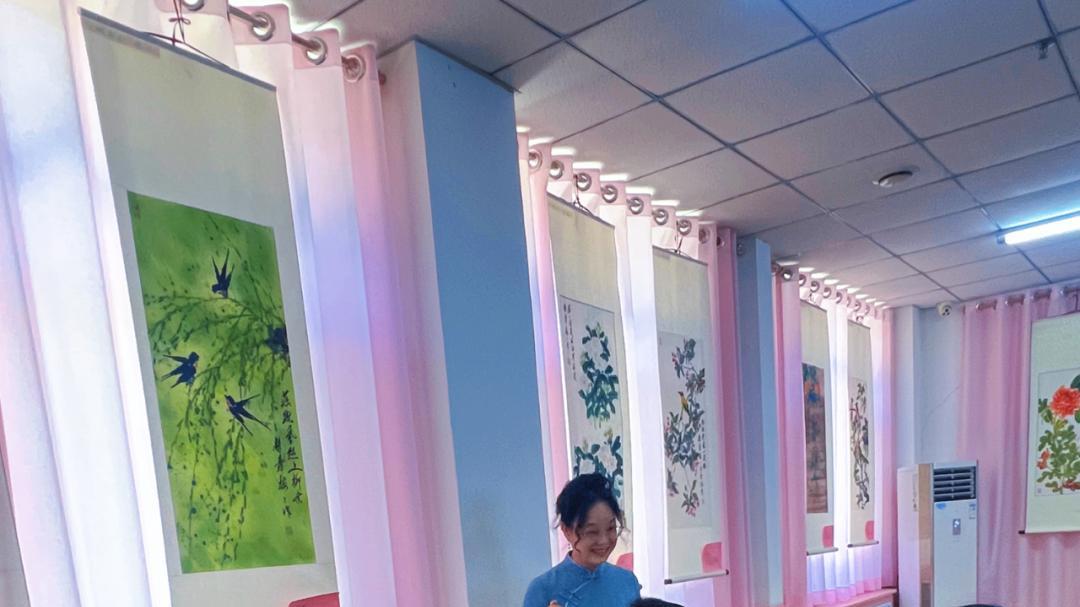姚梅梅走进平山庆六一红花润童心书画展成功举办