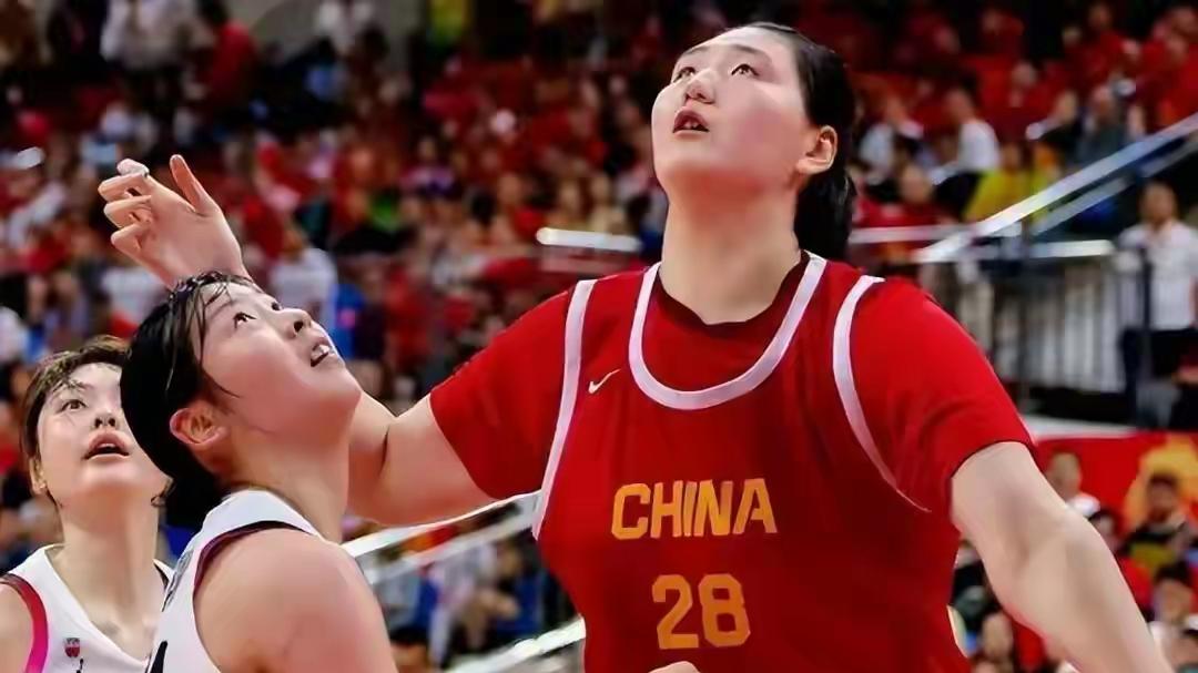 男篮惊险晋级女篮输二队，集训模式被质疑，主教练风格太落伍