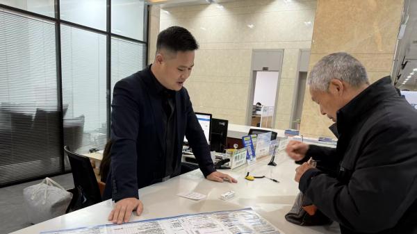 荆门市掇刀区医保局推行容缺办理 暖心服务获老人 真情点赞