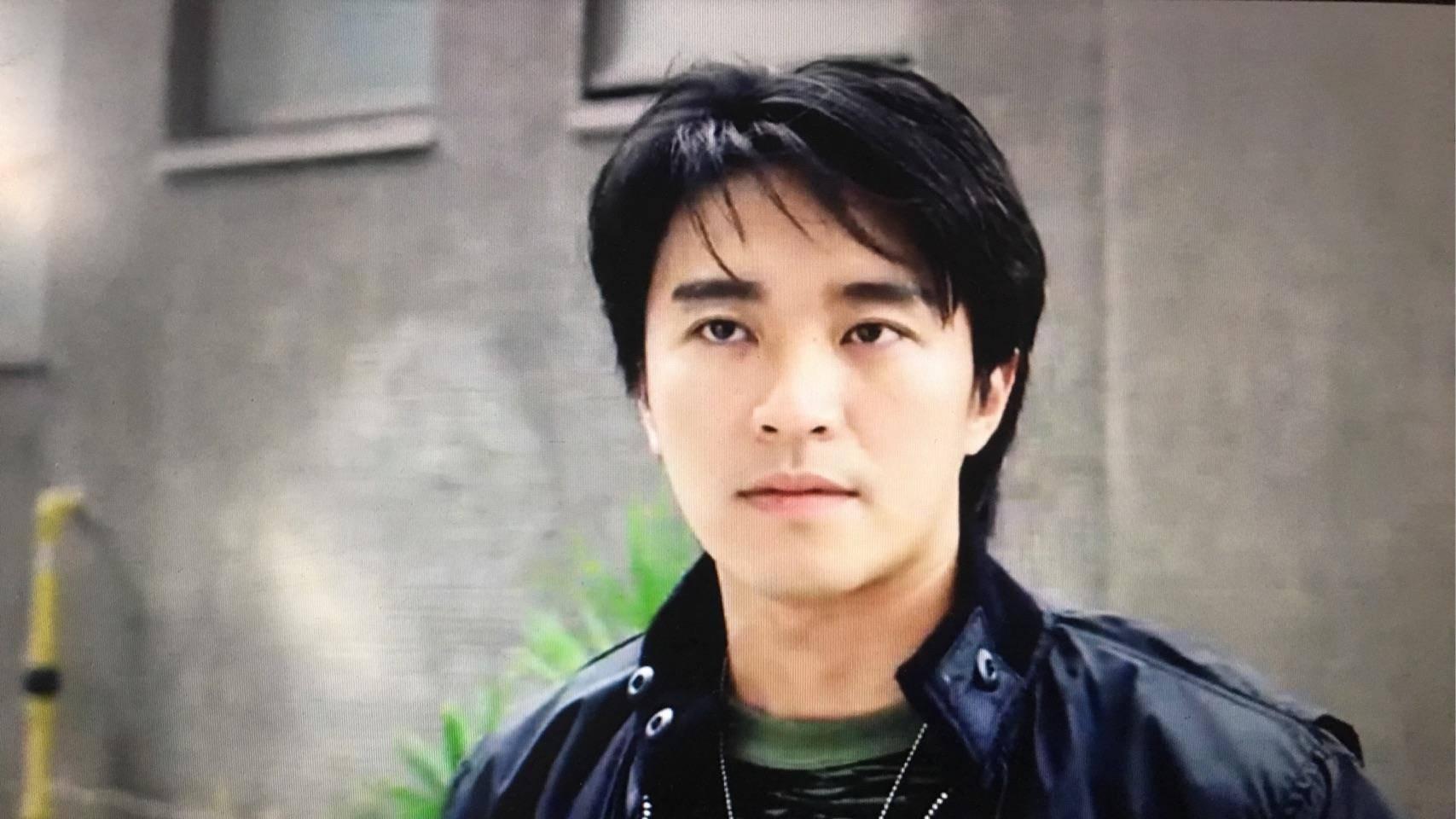 周星驰戴丝袜拿香蕉搞怪，为抢门票拼了，反差感拉满