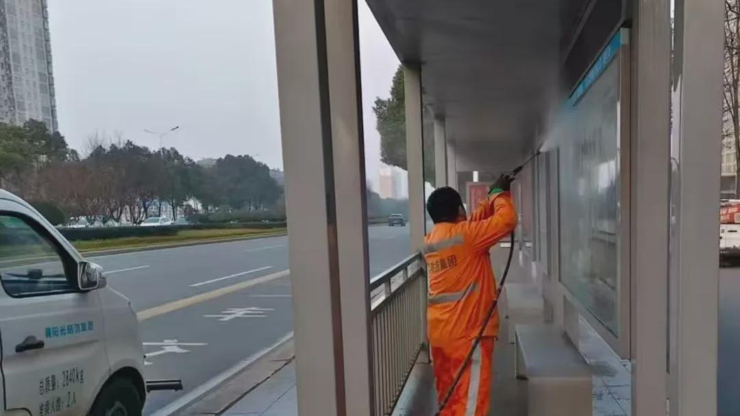 信阳城管：全域深度清洁 擦亮城市底色