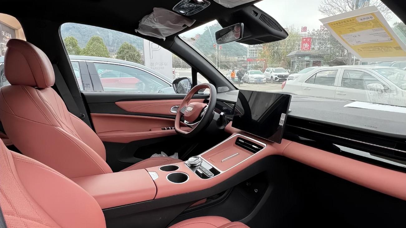 标配50.4度大电池+3C快充，博越REV杀入12万级，续航1525km