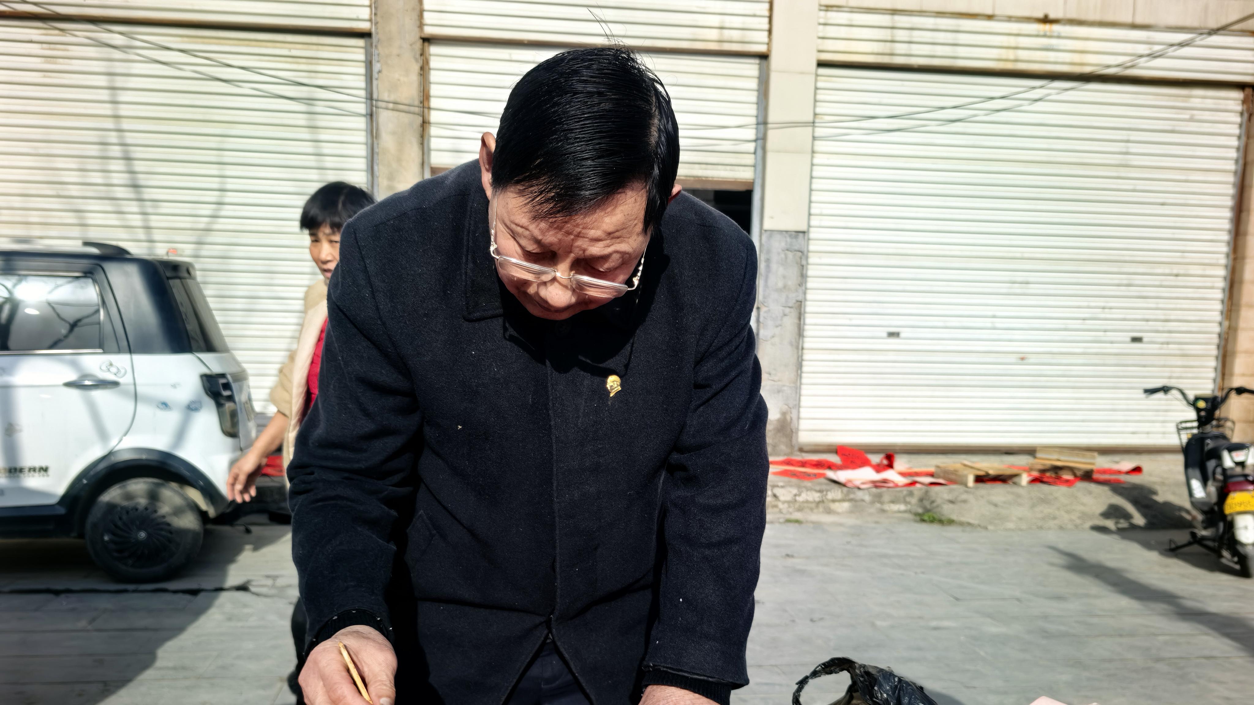 翰墨迎春送福 爱心温暖万家——汝南县小城义工协会开展免费送春联公益活动