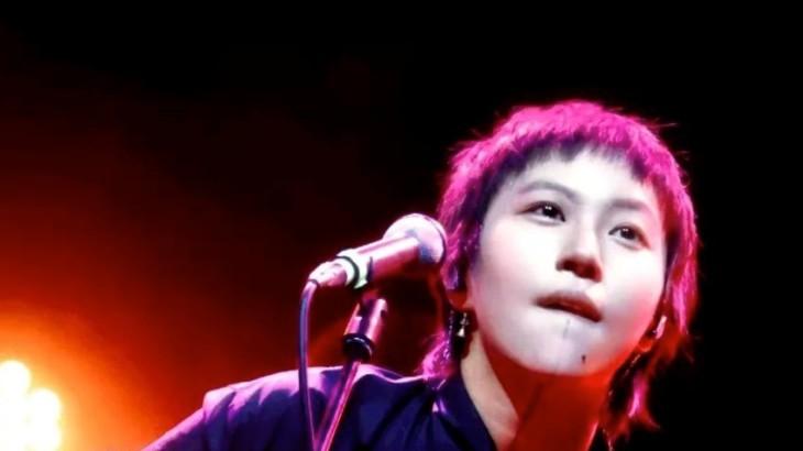 同样是王菲的女儿，窦靖童和李嫣，却活成了“相反”的样子