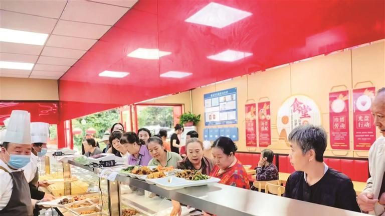 居民下楼就能吃上热乎饭 西安雁塔一社区大食堂对外开放