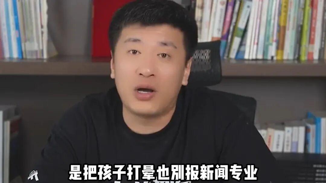 张雪峰猝逝，郑州大学AC米兰悼念，网友：意味着台湾回归很近了