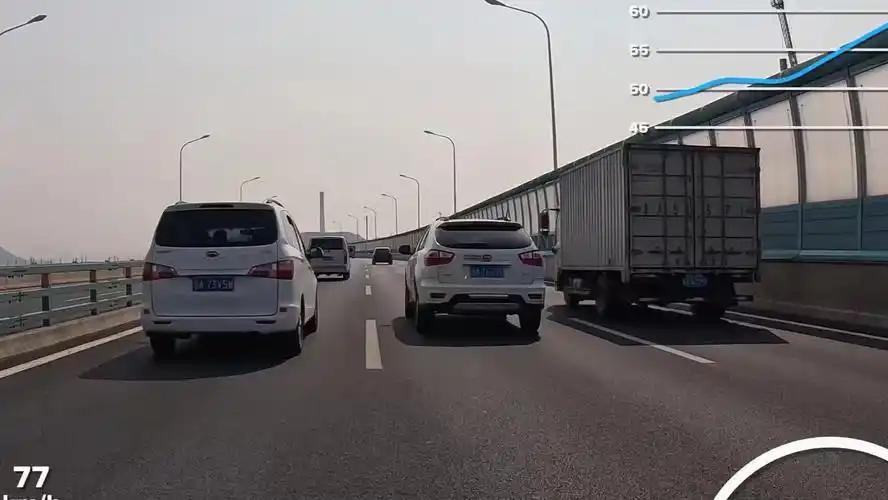 在高速公路上开车，左车道有龟速车，右车道是大货车，你怎么办？