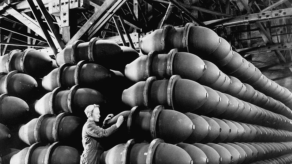 美元霸权的生死战：美国打伊朗，一场为38万亿债务续命的金融豪赌