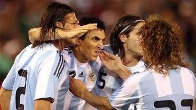 先跟穆帅翻脸，后与梅西反目，还得罪特维斯，硬汉却是内讧专业户