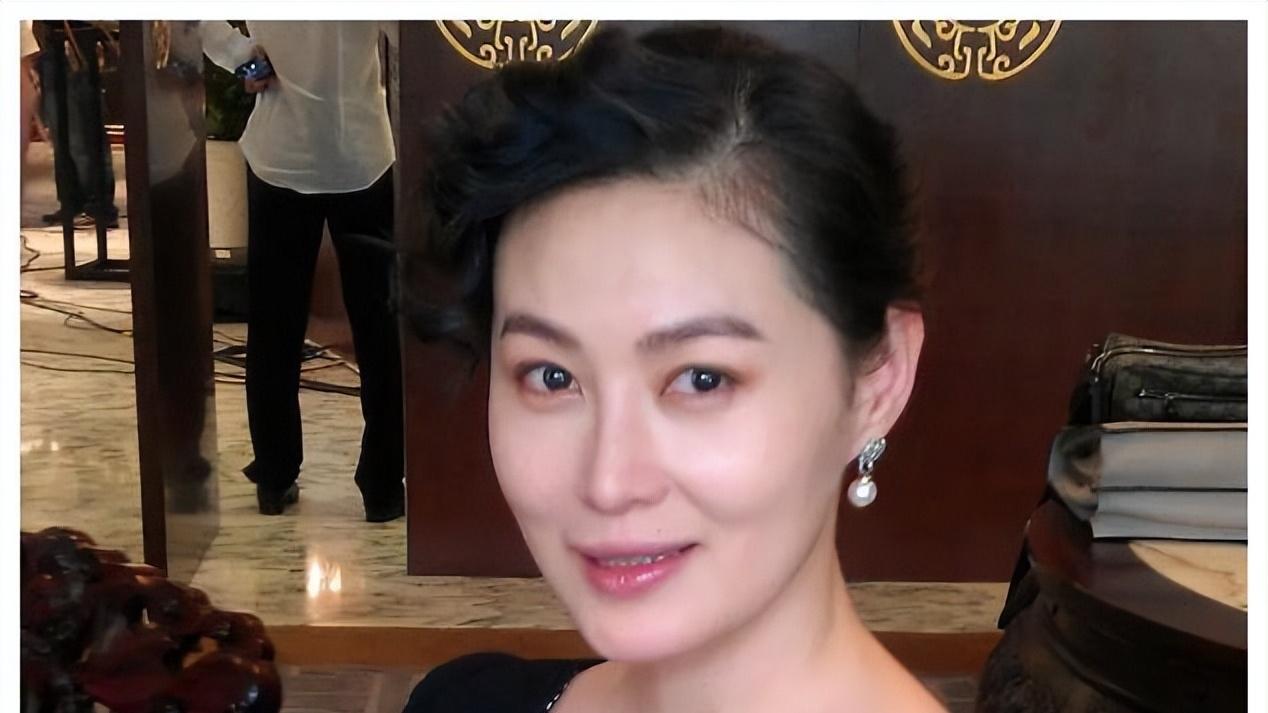 她是“最美潘金莲”，嫁圈外普通丈夫，结婚13年没孩子，如今过得如何了？