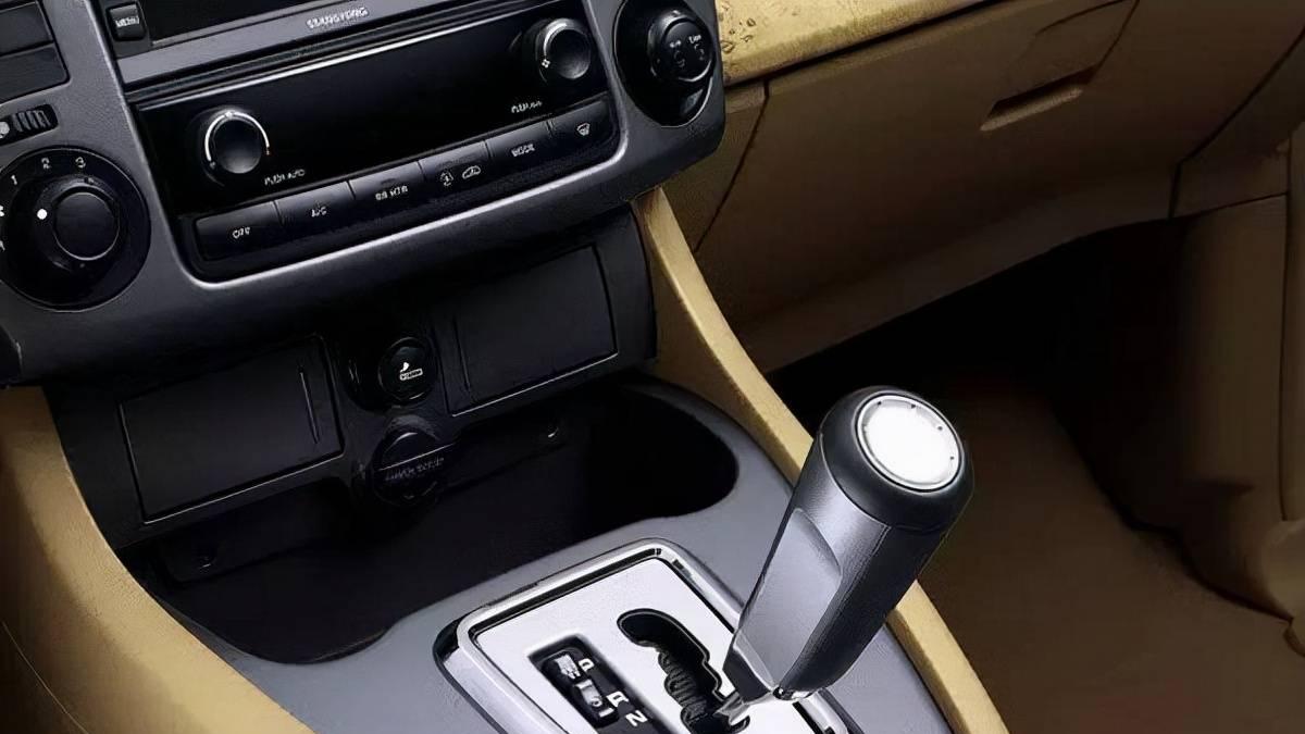 空挡滑行VS倒车挂D挡，两种方法都不可取