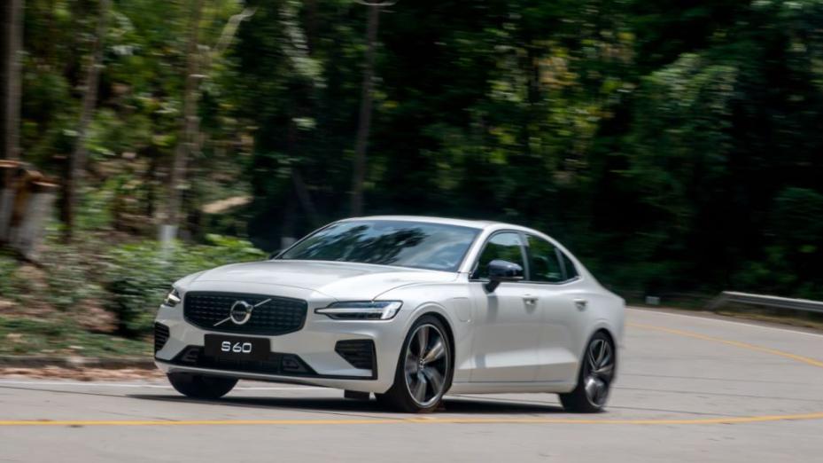 别再盯着奥迪A4L了！沃尔沃S60限时置换15.99万起，好看好开还安全