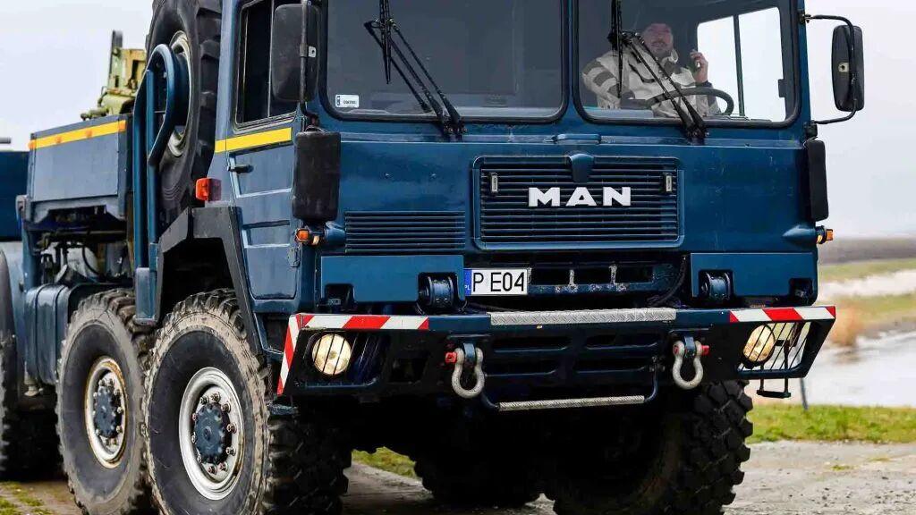 曾用来运输核导弹？V10自吸发动机+8×8全驱，曼恩KAT 2军卡改清障车实拍！