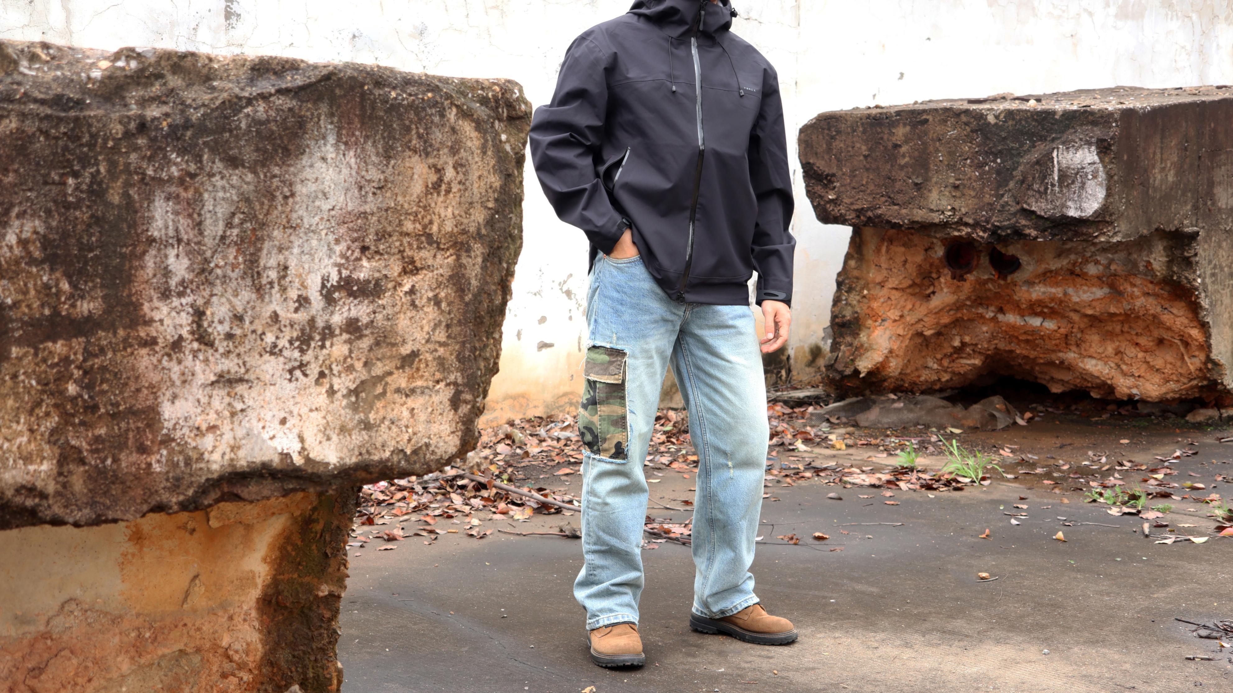 爆火的VBREX重装越野7防冲锋衣测评：罕见平价+户外通勤都能打！