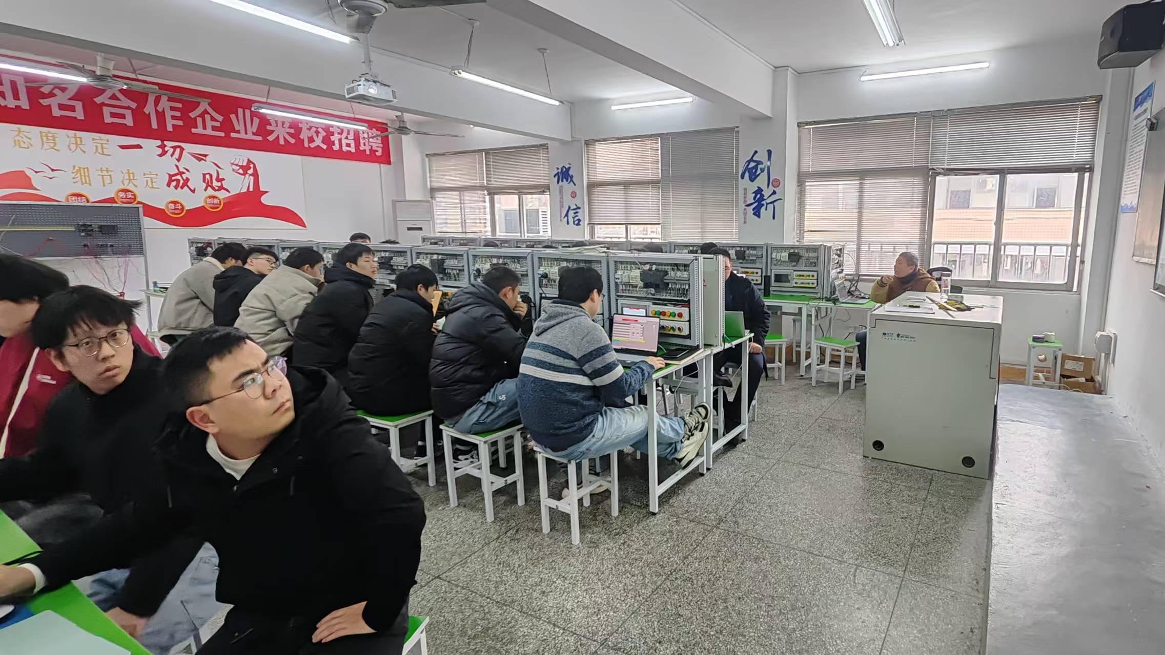 品酒师在武汉PLC培训学校中的技术大提升！