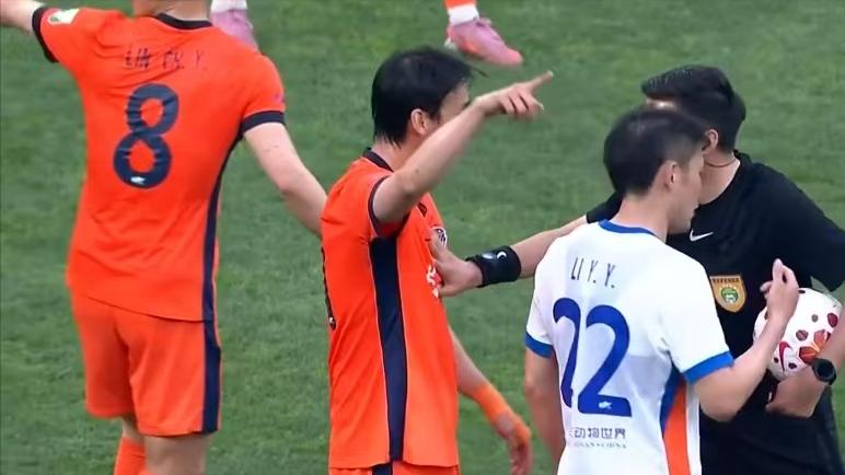 0-2！刘洋各种失误，韩鹏3中卫被完爆！苗原：又见泰山经典丢球