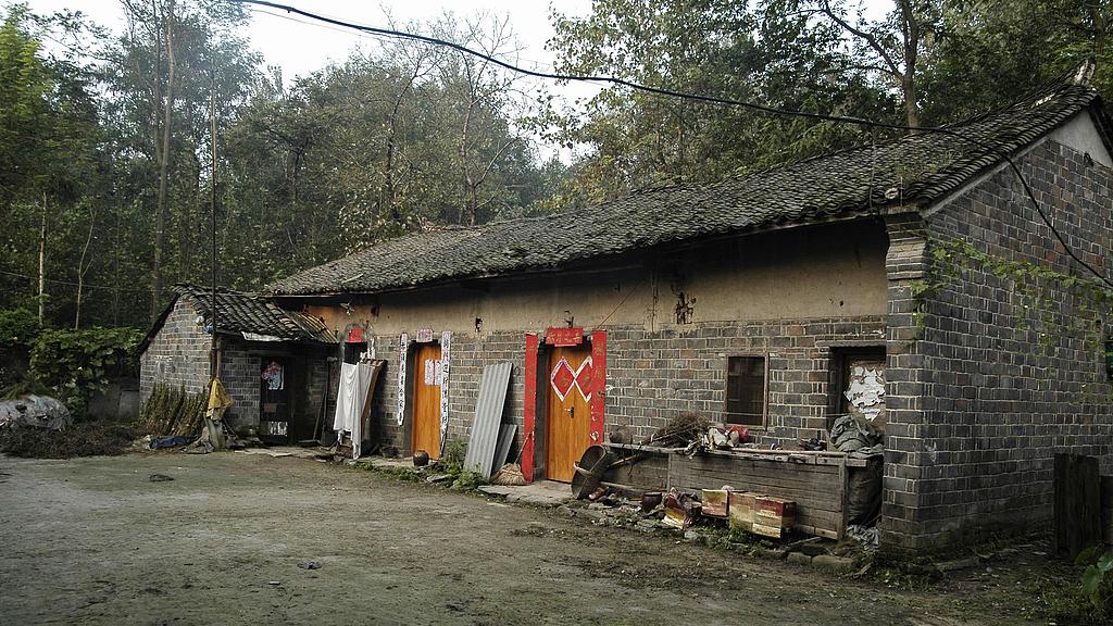 我42岁，工资2万，弟弟毕业留在弟媳妇家的城市生活，爸妈就把房子给了我