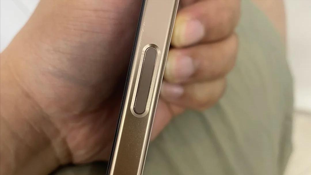 iPhone18系列曝光，相机键缩水，国产厂商白跟一年，方向错了