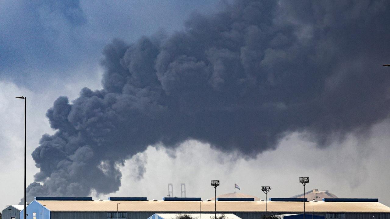 突发！美以再炸伊朗核设施，伊朗放死警告，直言在霍尔木兹海峡采取大行动