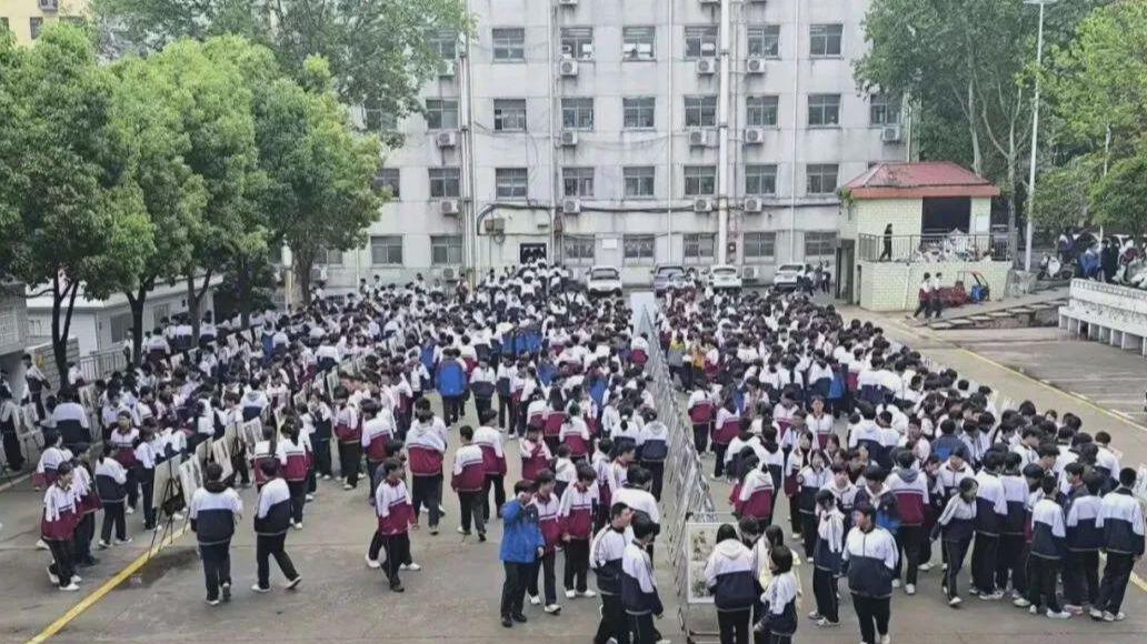 阅见书香 绘就美好 信阳市第六高级中学举办美术展览