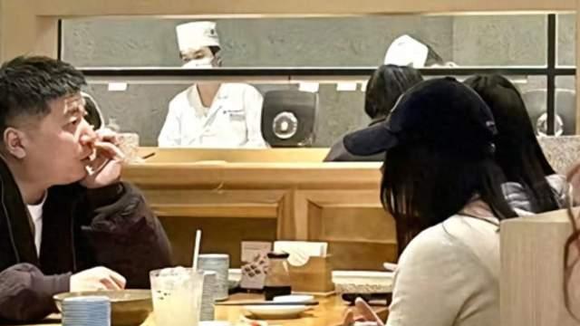 心酸！张雪峰女儿感谢阿姨记录一家同框画面，留言真是让人心碎