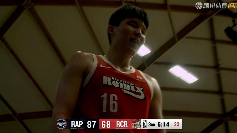 混音憾负！杨瀚森17+11+2，赛后小杨走到场边，和队友逐一击掌