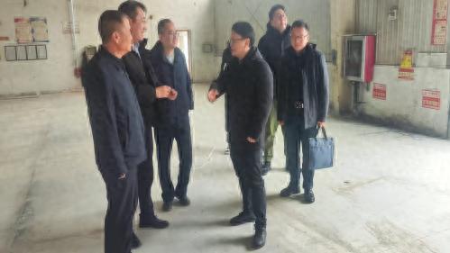 天津市国资委党委副书记原战船深入渤轻集团同昌行化妆品公司调研