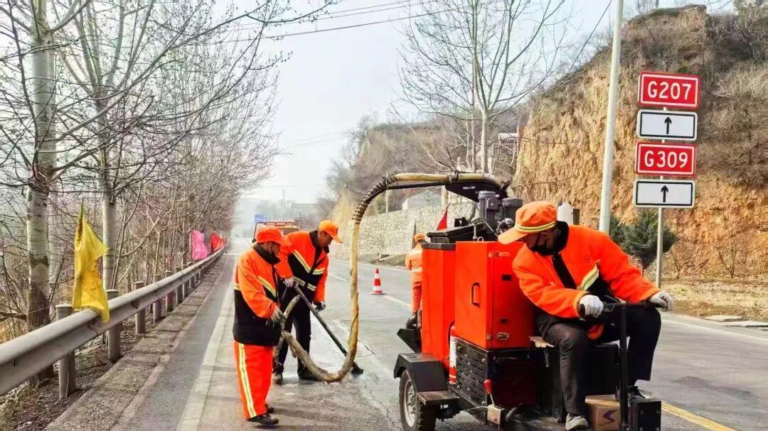 长治公路分局潞城段：春融养护正当时 处治病害保畅通
