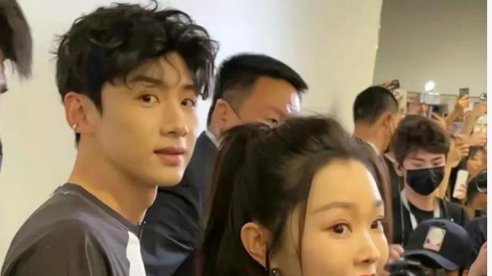 全网疯传！白敬亭宋轶分手实锤？狗仔再爆猛料，双方沉默引猜测！