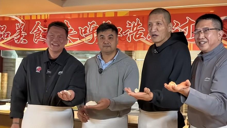 其乐融融！巴特尔与名宿过小年