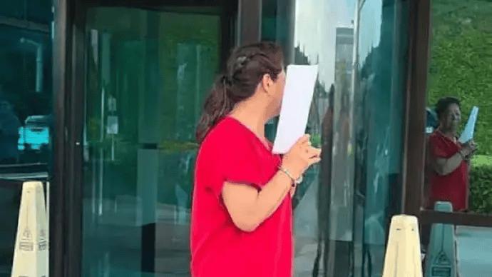 吴佩慈婆婆塞班被捕戴铐！当庭切割纪晓波称断联不知下落