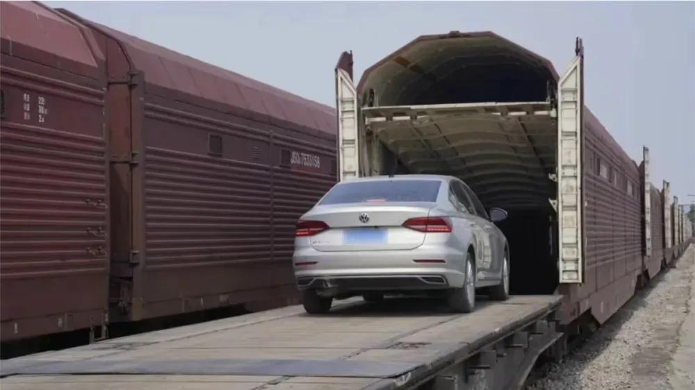 返乡新选择：“人车分离”——火车托运汽车成春节新出行方式