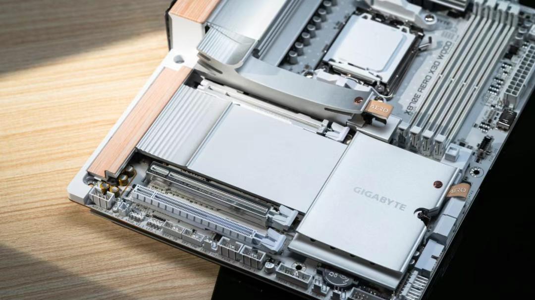 自然美学融合电竞性能：技嘉X870E AERO X3D WOOD主板测评