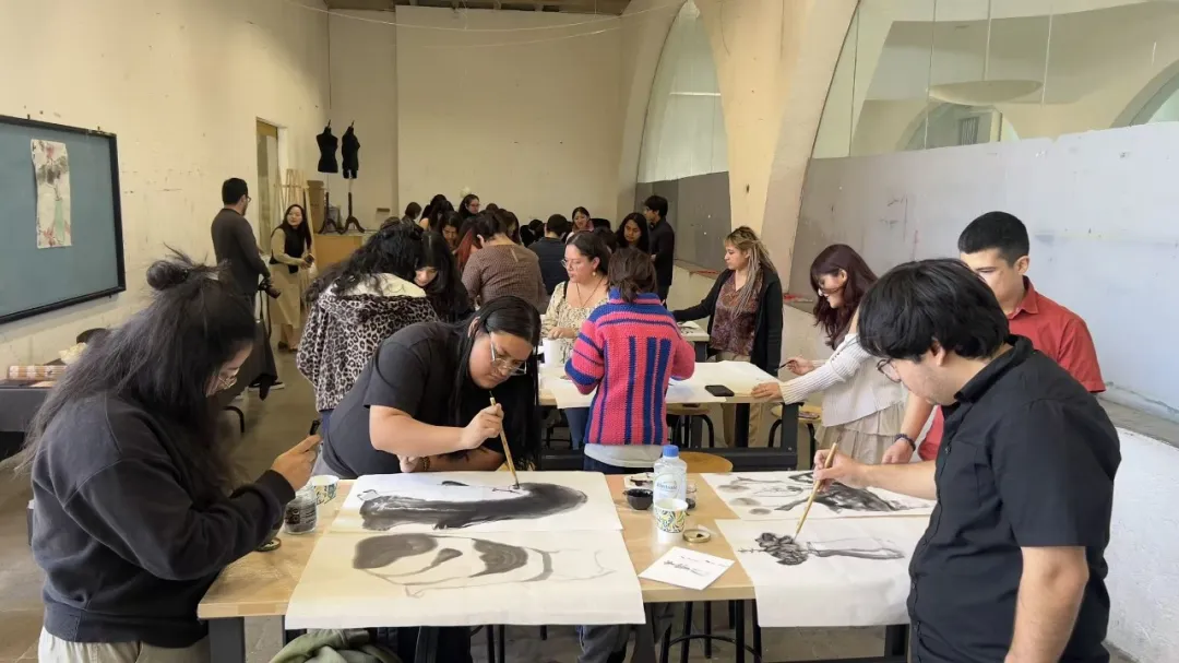 江苏省中国画学会会长翟优应邀走进墨西哥国立绘画雕塑及版画学校开展中国画讲学